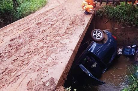 Veículo ficou parcialmente submerso no rio 