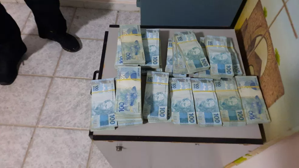 Agentes apreenderam dinheiro e joias durante operação no ES — Foto: Divulgação/PF