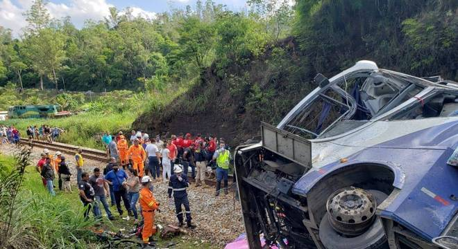 Ônibus caiu de altura de 26 metros em cima de linha férrea Ônibus caiu de altura de 26 metros em cima de linha férrea