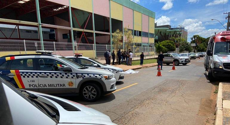 Policiais próximos ao corpo de mulher de 50 anos morta por ex-genro no SIG