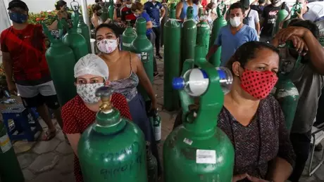 Parentes de pacientes com covid-19 em busca de cilindros de oxigênio em Manaus, em 18 de janeiro; segundo a PGR, as informações enviadas por Pazuello mostram que o ministro sabia com antecedência da possibilidade de colapso do sistema de saúde na cidade, e mesmo assim não agiu para evitar o agravamento da situação Parentes de pacientes com covid-19 em busca de cilindros de oxigênio em Manaus, em 18 de janeiro; segundo a PGR, as informações enviadas por Pazuello mostram que o ministro sabia com antecedência da possibilidade de colapso do sistema de saúde na cidade, e mesmo assim não agiu para evitar o agravamento da situação