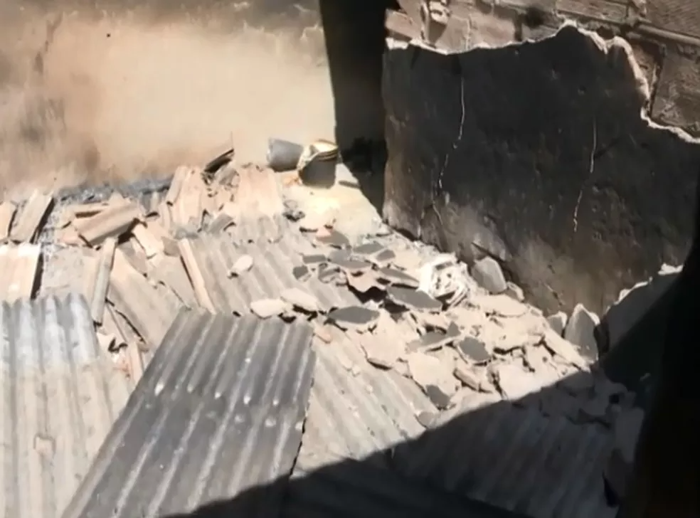Casa de suspeito de matar criança de 11 anos durante assalto é incendiada na Bahia — Foto: Reprodução/ TV Bahia