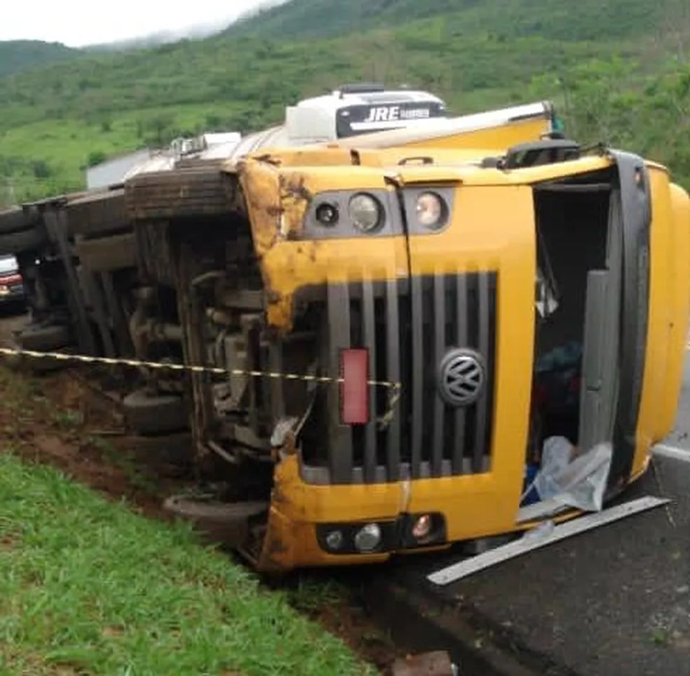 Caminhão dos Correios tomba e deixa uma pessoa morta no sudoeste da Bahia — Foto: Noticias VCA/Arquivo Pessoal