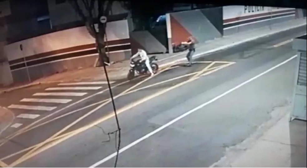 Câmeras de segurança flagram momento em que policial atira em motociclista pelas costas em São Miguel Paulista, na Zona Leste de SP — Foto: Reprodução/TV Globo