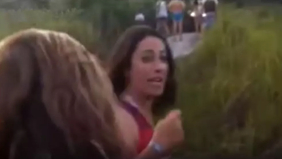 Em um vídeo gravado em 2012, Claudia aparece simulando um discurso político e fala sobre o desvio de recursos públicos — Foto: Reprodução