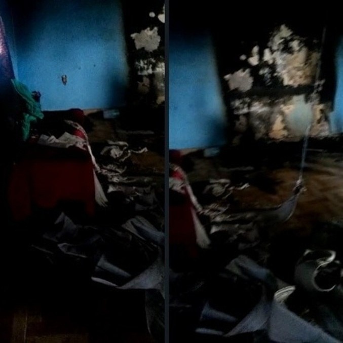 Sala da casa ficou parcialmente destruída 