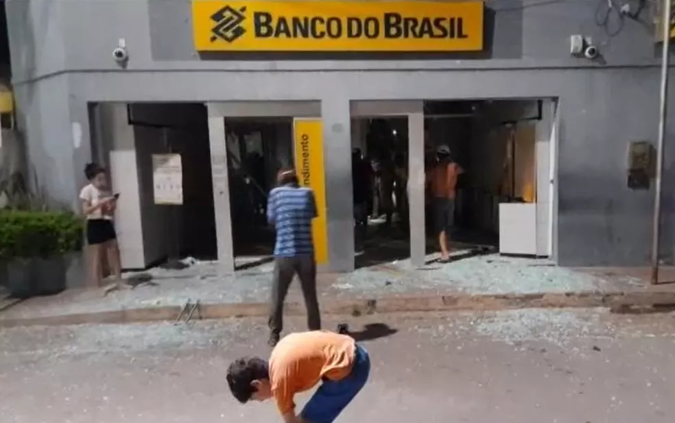 Agência bancária é atacada em Coronel João Sá — Foto: Reprodução/TV Bahia