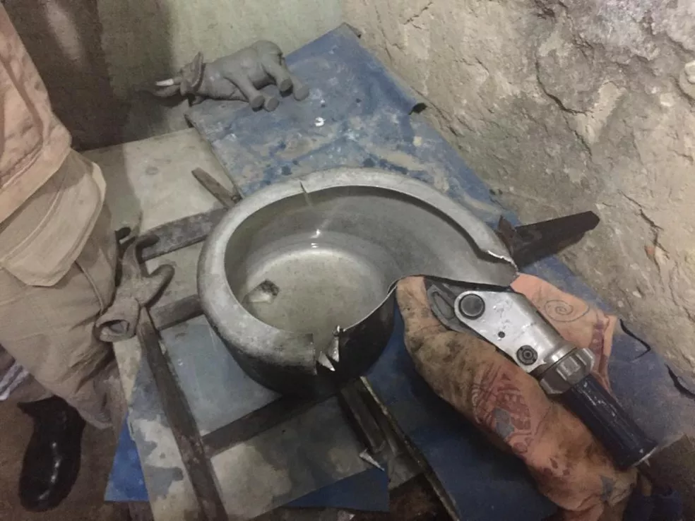 Panela de pressão em que criança ficou presa foi cortada por bombeiros durante o resgate — Foto: Corpo de Bombeiros/Divulgação Panela de pressão em que criança ficou presa foi cortada por bombeiros durante o resgate — Foto: Corpo de Bombeiros/Divulgação