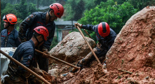 Dois dos mortos eram bombeiros 
