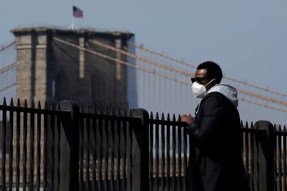 Homem usa máscara ao caminhar no Brooklyn, em Nova York, neste domingo (19) — Foto: Andrew Kelly/Reuters Homem usa máscara ao caminhar no Brooklyn, em Nova York, neste domingo (19) — Foto: Andrew Kelly/Reuters