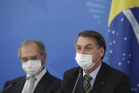 Guedes (e) e Bolsonaro participam de entrevista coletiva sobre as medidas de combate ao novo coronavírus Guedes (e) e Bolsonaro participam de entrevista coletiva sobre as medidas de combate ao novo coronavírus
