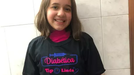 Caroline faz tratamento com insulina e precisa checar sua glicemia diariamente Caroline faz tratamento com insulina e precisa checar sua glicemia diariamente
