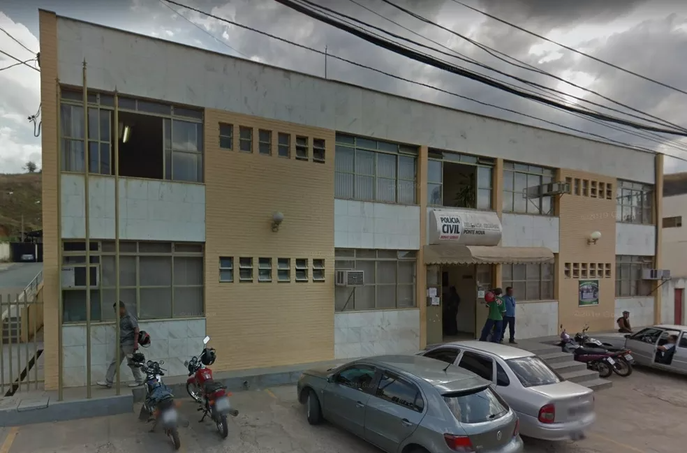Fachada da delegacia da Polícia Civil de Ponte Nova (MG), em imagem do Google Street View, capturada em setembro de 2013. — Foto: Google Street View / Reprodução