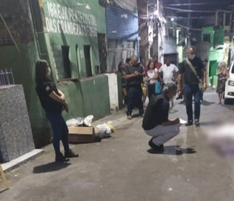 Ataque armado deixa ao menos nove baleados no bairro de Capelinha de São Caetano em Salvador — Foto: Lisboa Junior/TV Bahia