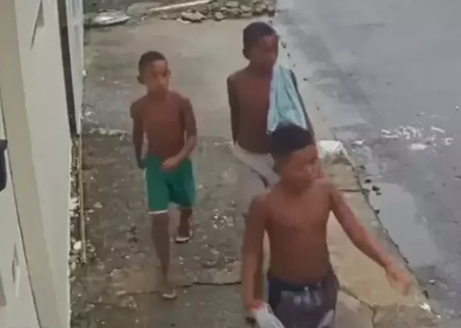 Os meninos foram vistos pela última vez, como mostraram imagens de câmeras de segurança, próximos de uma feira livre da região Os meninos foram vistos pela última vez, como mostraram imagens de câmeras de segurança, próximos de uma feira livre da região