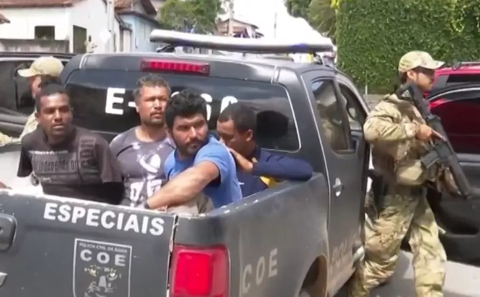 Segundo polícia, grupo ajudava prisioneiros do conjunto penal da cidade ao realizar transações bancárias, vendendo drogas e até matando pessoas. — Foto: Reprodução / TV Bahia Segundo polícia, grupo ajudava prisioneiros do conjunto penal da cidade ao realizar transações bancárias, vendendo drogas e até matando pessoas. — Foto: Reprodução / TV Bahia