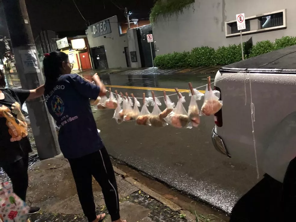 Preparação de varal com lanches para moradores de rua, em Limeira: ação voluntária — Foto: Arquivo Pessoal Preparação de varal com lanches para moradores de rua, em Limeira: ação voluntária — Foto: Arquivo Pessoal
