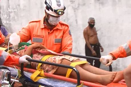 Criança caiu em um buraco de 2 metros 