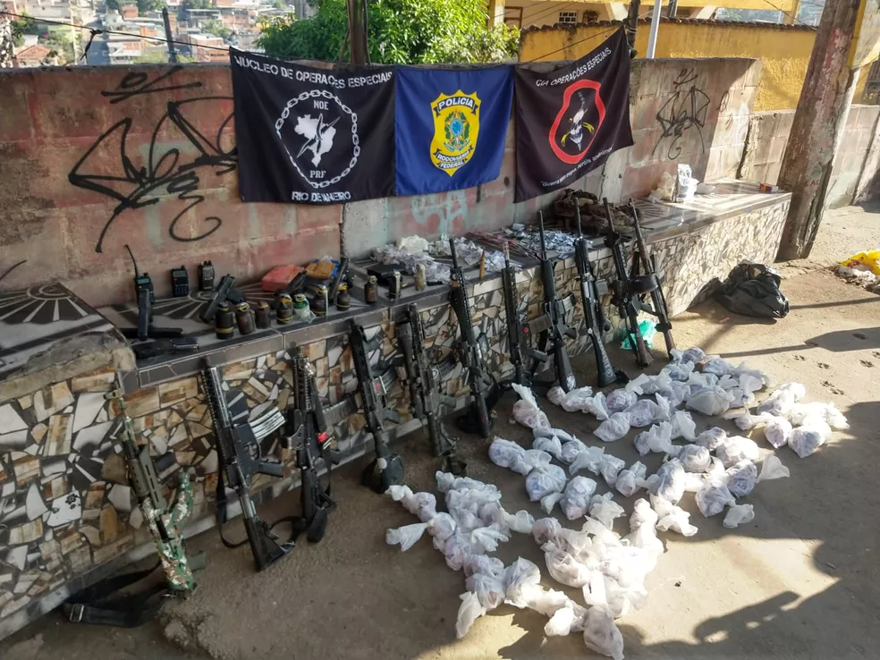 Polícia apreende fuzis na Vila Cruzeiro — Foto: Reprodução
