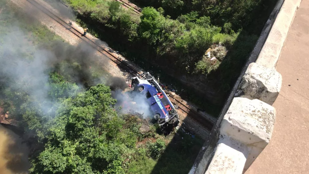 Ônibus cai de viaduto em João Monlevade — Foto: Redes sociais