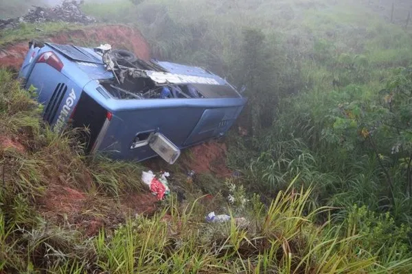Ônibus caiu após ser atingido por carreta na BR-116 em Muriaé — Foto: Silvan Alves/Divulgação Ônibus caiu após ser atingido por carreta na BR-116 em Muriaé — Foto: Silvan Alves/Divulgação