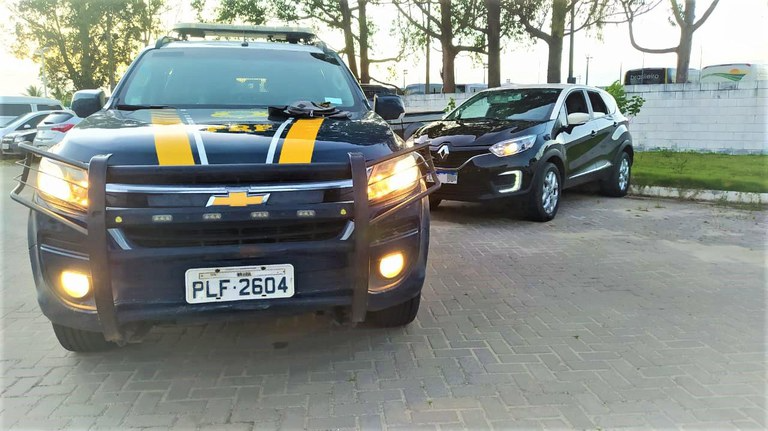 PRF na Bahia recupera carro roubado e prende motorista por uso de documento falso e receptação