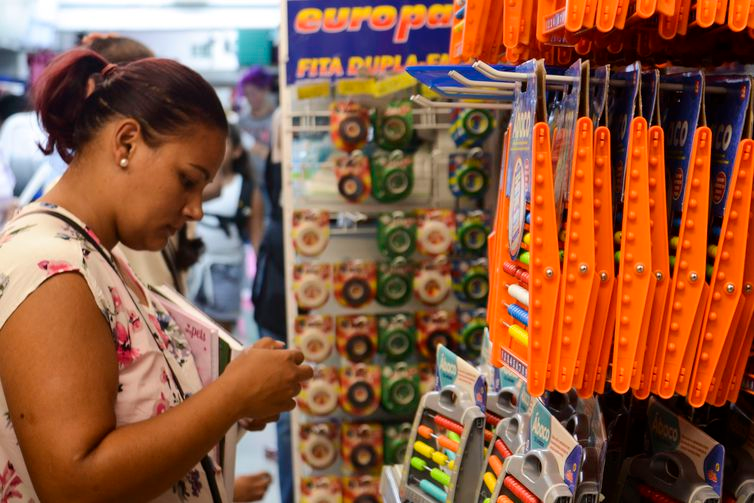 Rovena Rosa/Agência Brasil Venda a varejo de material escolar em lojas da 25 de Março, região central.