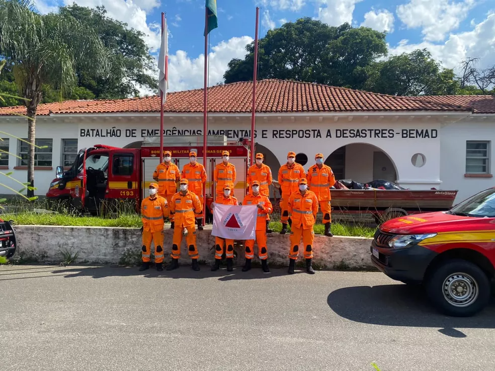 Equipes Bombeiros de Minas Gerais está na Bahia para ajuda nos resgates. — Foto: Corpo de Bombeiros Militar de MG