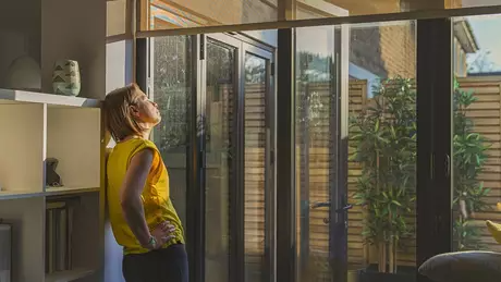 Especialistas orientam que atividades como tomar sol são fundamentais e não podem ser ignoradas em meio ao isolamento social Especialistas orientam que atividades como tomar sol são fundamentais e não podem ser ignoradas em meio ao isolamento social