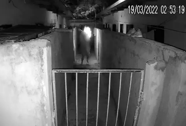 Câmeras de segurança registraram o momento em que a vítima tenta se livrar das roupas em chamas Câmeras de segurança registraram o momento em que a vítima tenta se livrar das roupas em chamas