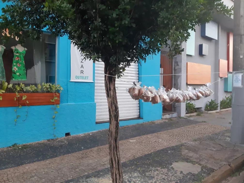 Em Limeira, voluntários penduram lanches em varal para moradores de rua durante pandemia — Foto: Arquivo Pessoal Em Limeira, voluntários penduram lanches em varal para moradores de rua durante pandemia — Foto: Arquivo Pessoal