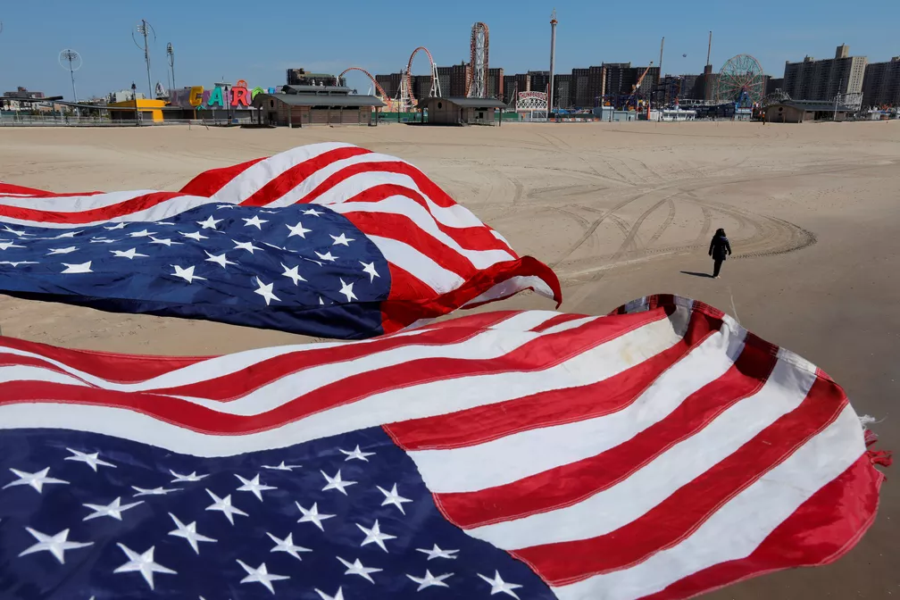 Bandeiras dos EUA em praia de Coney Island, em Nova York, neste domingo (19) — Foto: Andrew Kelly/Reuters Bandeiras dos EUA em praia de Coney Island, em Nova York, neste domingo (19) — Foto: Andrew Kelly/Reuters