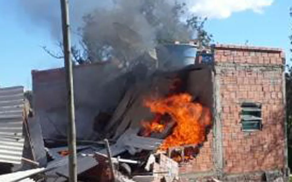 Crianças ficam feridas e uma morre após ter casa incendiada no sudoeste da BA; pai é suspeito de atear fogo — Foto: Lay Amorim/Achei Sudoeste Crianças ficam feridas e uma morre após ter casa incendiada no sudoeste da BA; pai é suspeito de atear fogo — Foto: Lay Amorim/Achei Sudoeste