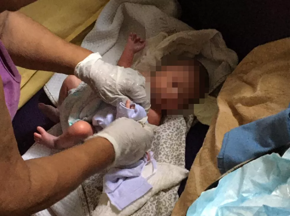 Bebê é encontrada dentro de lixo no bairro do Nordeste de Amaralina, em Salvador — Foto: Reprodução/Redes Sociais