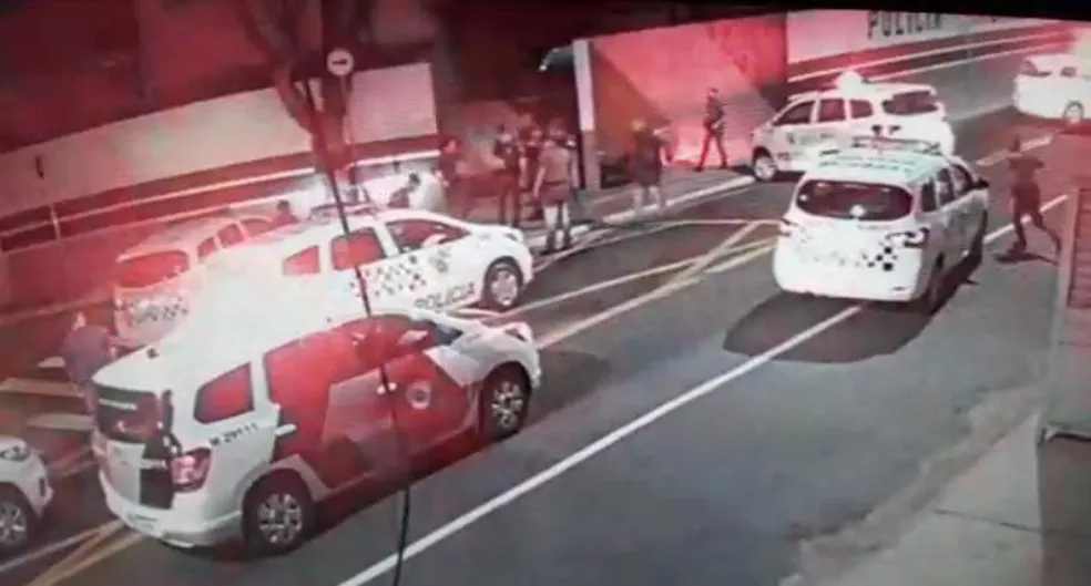 Viaturas da PM chegam ao local onde um policial atirou em um motociclista em São Miguel Paulista, na Zona Leste de SP — Foto: Reprodução/TV Globo