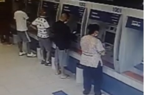 Homem foi flagrado no momento em que tentava roubar 