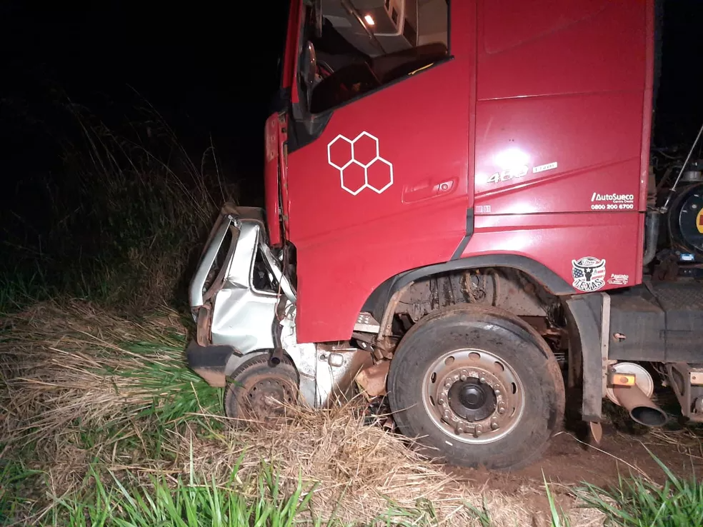 Menino de 14 anos pegou carro escondido dos pais e morreu ao bater de frente com caminhão em Pontes e Lacerda — Foto: Polícia Rodoviária Federal de Mato Grosso/Divulgação