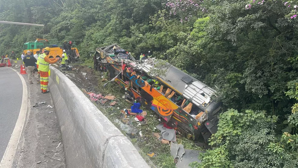 Ônibus saiu da pista e tombou, em Guaratuba — Foto: Arquivo pessoal/Juliano Neitzke