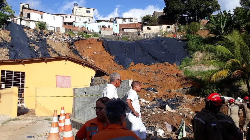 Deslizamento atingiu duas casas nesta terça-feira (24) — Foto: Bruno Fontes/TV Globo Deslizamento atingiu duas casas nesta terça-feira (24) — Foto: Bruno Fontes/TV Globo