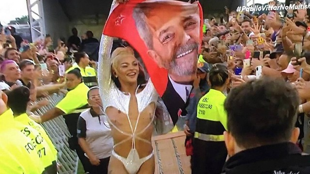 Pablo Vittar levanta toalha do Lula durante show no Lollapalooza