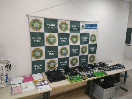 Celulares, notbooks, máquinas de cartão, agendas e outros objetos recolhidos pela polícia com a quadrilha