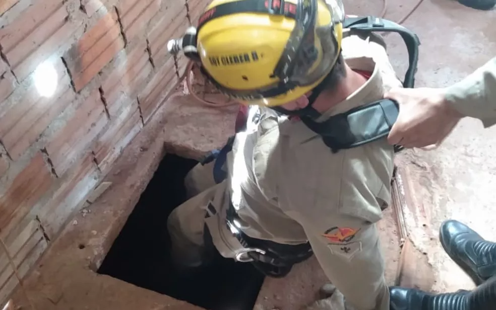 Bombeiros resgatam criança de 6 anos e o pai dela, de 46, de dentro de cisterna — Foto: Divulgação/Corpo de Bombeiros