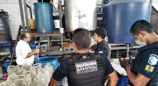 Agentes receberam denúncia anônima e foram até um galpão no Barreiro