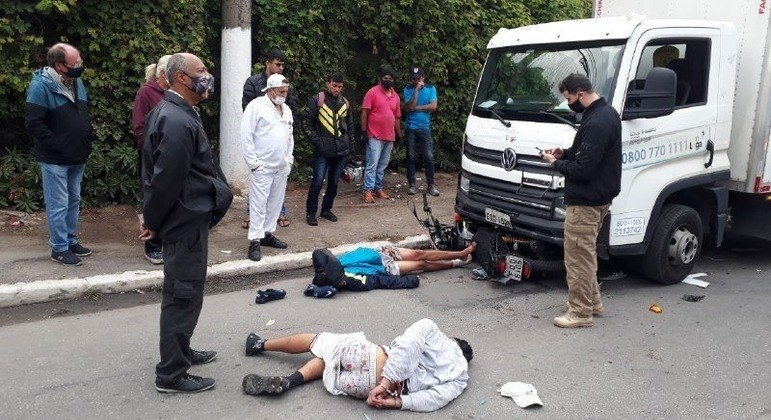 Caminhoneiro vê tentativa de assalto em SP e atropela suspeitos no Jaguaré