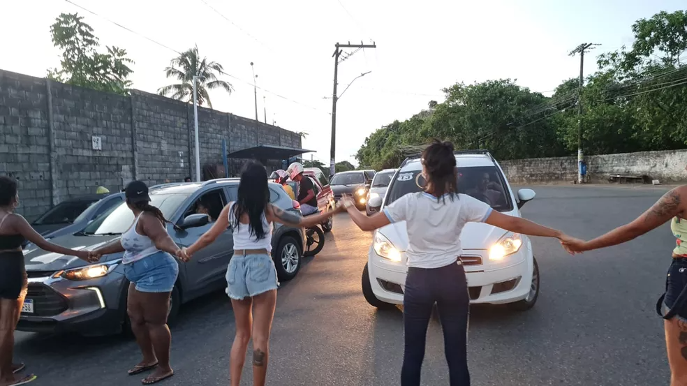Familiares fazem protesto na frente do presídio — Foto: Muller Nunes/TV Bahia