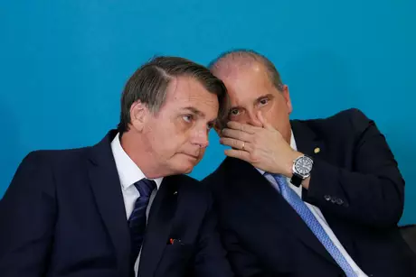 Presidente Jair Bolsonaro conversa com ministro Onyx Lorenzoni 20/05/2019 REUTERS/Adriano Machado Presidente Jair Bolsonaro conversa com ministro Onyx Lorenzoni 20/05/2019 REUTERS/Adriano Machado