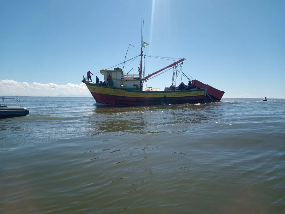 Irmãos pescadores trabalhavam juntos em uma traineira em Atafona, São João da Barra, no RJ — Foto: Divulgação/Defesa Civil