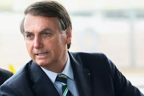 Presidente Jair Bolsonaro cumprimenta turistas na porta do Palácio da Alvorada. Presidente Jair Bolsonaro cumprimenta turistas na porta do Palácio da Alvorada.