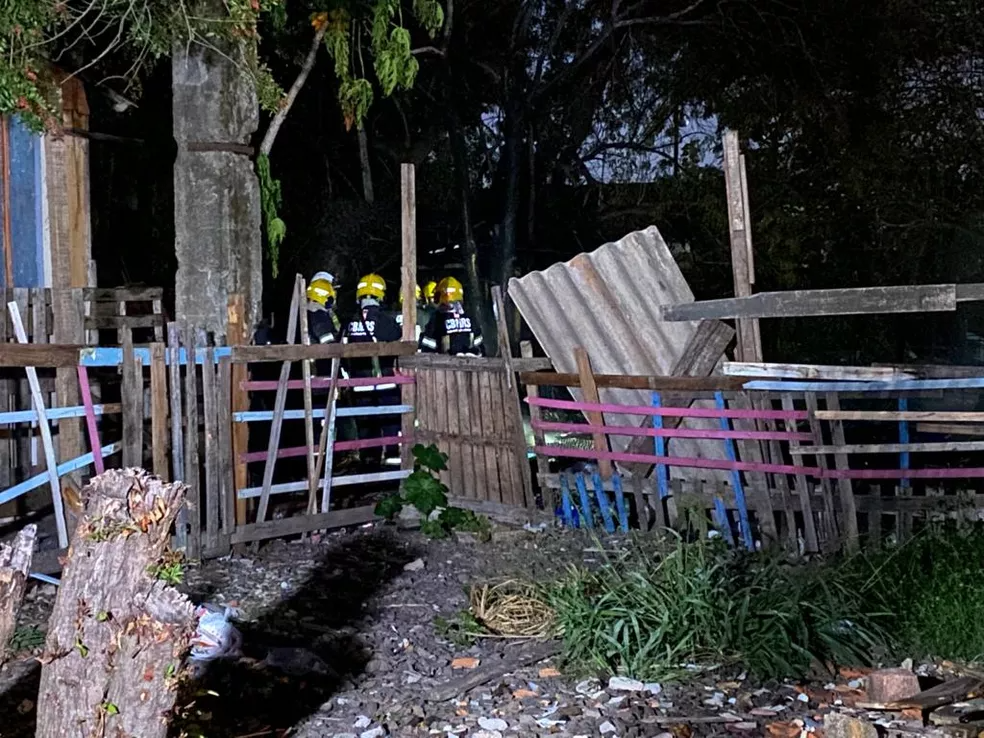 Três crianças morrem em incêndio na Zona Norte de Porto Alegre — Foto: Matheus Felipe/RBS TV