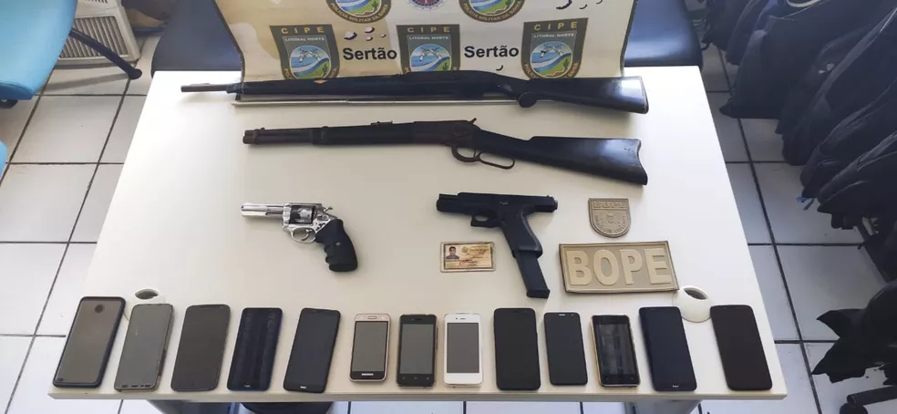Miliciano foi encontrado com quatros armas e 13 celulares — Foto: Divulgação/SSP-BA Miliciano foi encontrado com quatros armas e 13 celulares — Foto: Divulgação/SSP-BA